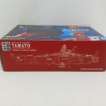 外箱の赤い側面。艦の線画と『1/2000 Scale Finished Product』の文字
