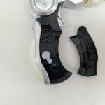 グリップ部分の電池ぶたを外したところ