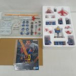発泡トレーに収まった5機のマシンと、武器・手首パーツのトレー、取扱説明書
