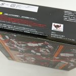 外箱の底面を斜めから写したところ。注意書きとバーコードの一部