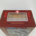 外箱の上面。窓とマクロスのマーク