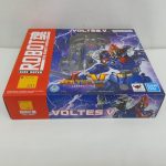 外箱を斜めから写したところ。正面と下側の面の『VOLTES V』の文字