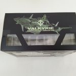 外箱の上面。ジオンのマークとVALKYRIEのロゴ、窓