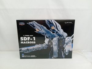 外箱の正面。『1/3000 完全変形 SDF-1 MACROSS』の文字と艦の絵