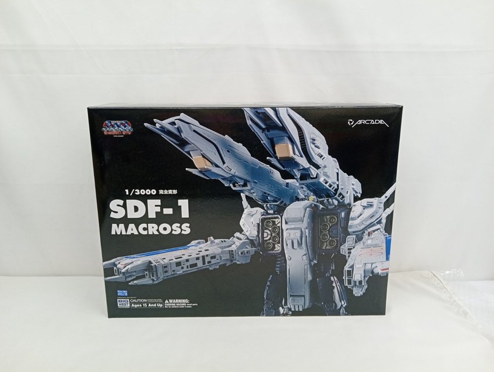 外箱の正面。『1/3000 完全変形 SDF-1 MACROSS』の文字と艦の絵