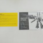 黄色い注意書きの紙と取扱説明書