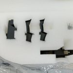 発泡材のトレイに収まった黒いパーツ類