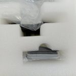 発泡材のトレイと袋に入ったパーツ
