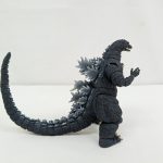 ゴジラ本体の右側面。長い尻尾と背びれ