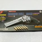 外箱の正面。『RAGING BULL MAXI 44 MAGNUM 8.375inch』の文字と銃の写真