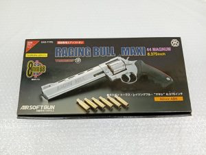 外箱の正面。『RAGING BULL MAXI 44 MAGNUM 8.375inch』の文字と銃の写真
