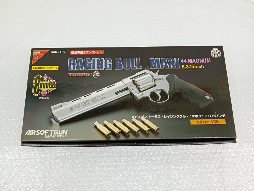外箱の正面。『RAGING BULL MAXI 44 MAGNUM 8.375inch』の文字と銃の写真