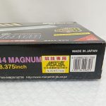外箱の側面を近くから写したところ。ASGKの表示とバーコード