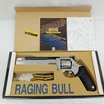箱を開けたところ。発泡材に収まった銃本体とカート、冊子
