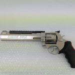銃本体を横から写したところ。銃身の『RAGING BULL』の刻印