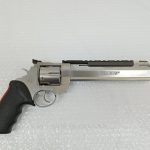 銃本体の反対側。銃身の『TAURUS』の刻印