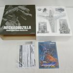 内箱、発泡トレー、説明書、冊子を並べたところ