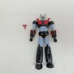 本体を正面から写した写真と小さなパーツ