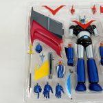 ブリスターの左側のアップ。翼と武器、手首パーツ