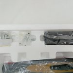 発泡トレー内の白いパーツと黒い台座