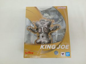 外箱の正面。『S.H.Figuarts KING JOE』のロゴと窓から見える本体