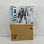 商品箱の正面と、その下に置いた茶色の輸送箱