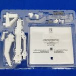 ブリスターに収まった白い換装パーツと台座。台座にGUNDAM SENTINELの表記