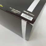 外箱の底面の角。バーコードとメガハウスの表記
