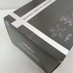 外箱の角を斜めから写したところ