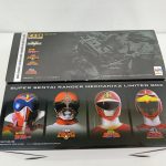 外箱の側面。戦隊ヒーローのマスクの写真