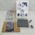 発泡トレーのマシン類、武器のブリスター、台座、取扱説明書を並べた写真