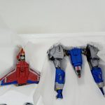 薄紙に包まれたボルトクルーザーなどのマシンを発泡トレーから出した写真