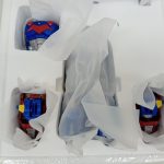 発泡トレーに収まった薄紙包みのマシン類