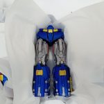 薄紙に包まれたマシンの脚部を近くから写した写真