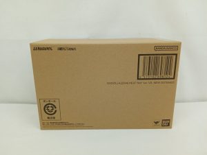 輸送箱の側面。バーコードと『GODZILLA [2004] HEAT RAY Ver. VS. NEW GOTENGO』の表記