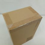 テープで閉じられた輸送箱の上面と角