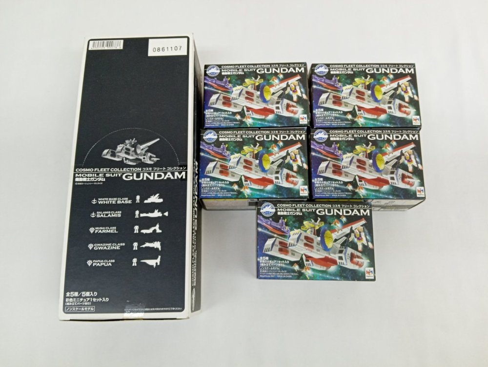 BOXと5つの小箱を並べたところ。小箱に『MOBILE SUIT GUNDAM』の文字と艦の絵