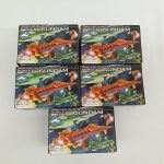 5つの小箱の別の面。オレンジ色の艦とモビルスーツの絵