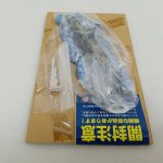 袋に入った本体と小さなパーツ、開封注意の表示