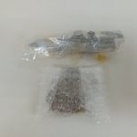 袋に入った艦の本体と、緩衝材に包まれたパーツ