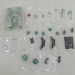 袋から出して並べた部品