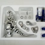 発泡トレイに収まった本体、腕、バックユニットなどのパーツ