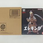 茶色の輸送箱と外箱の正面。『アルティメットルミナス エレキング』のロゴとエレキングの写真