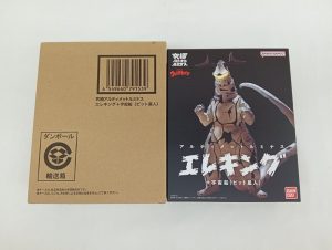 茶色の輸送箱と外箱の正面。『アルティメットルミナス エレキング』のロゴとエレキングの写真