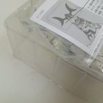 ブリスターと注意書きの紙を斜めから写した写真