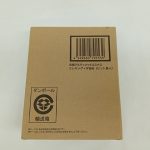 輸送箱の正面。バーコードと商品名の印字