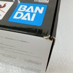 外箱の角の拡大。『BANDAI』のロゴ
