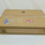 輸送箱の上面。テープのあとと小さなラベル