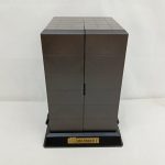 格納整備基地の扉を閉じた状態。台座にMAZINGER Zの銘板
