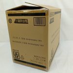 輸送箱を斜めから写した写真。商品名の印字